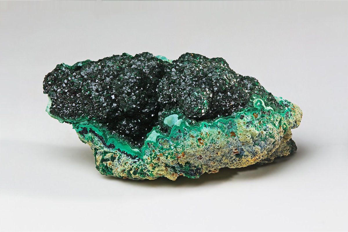 Échantillon de malachite aux bandes concentriques vert clair et vert foncé