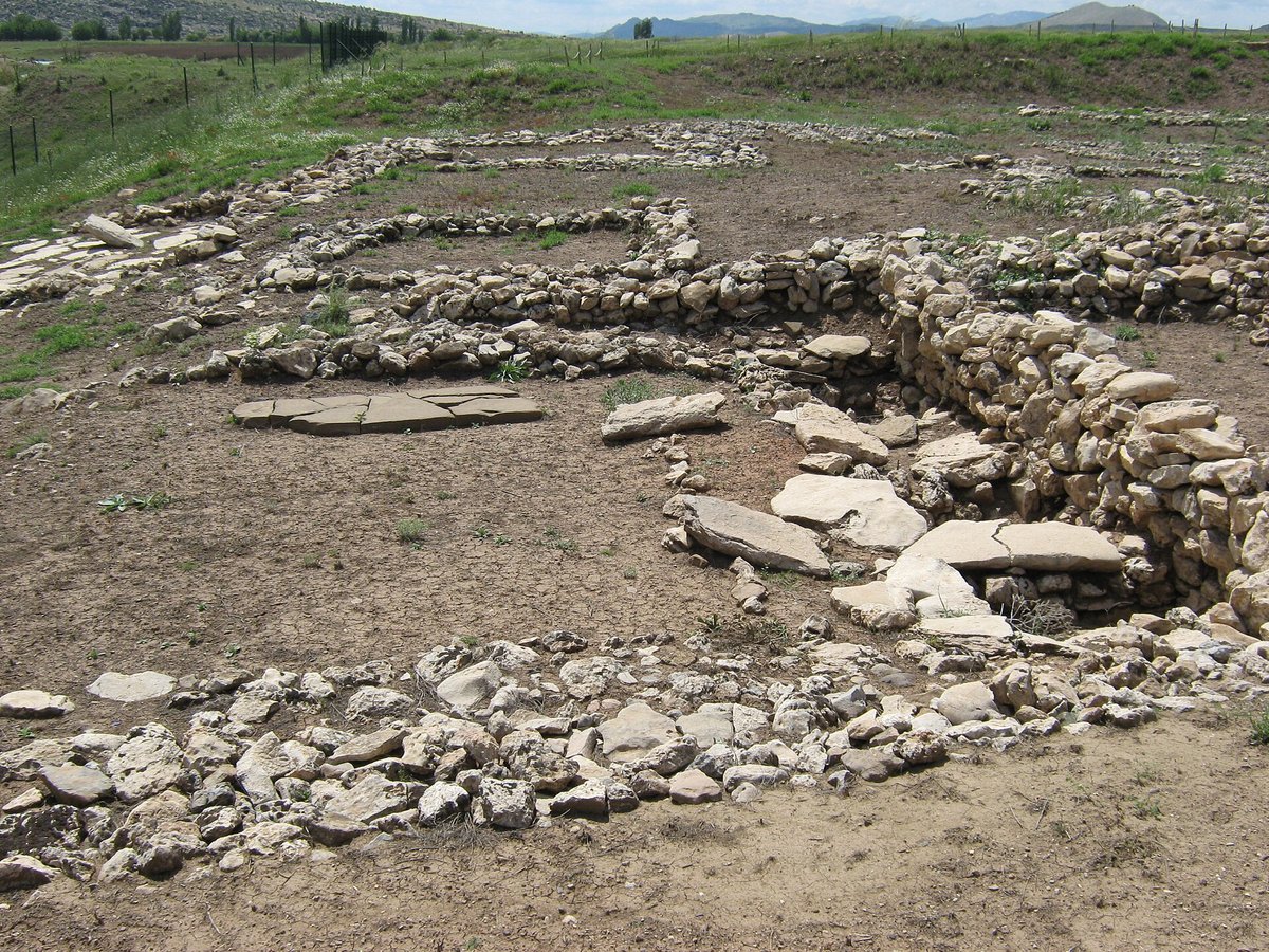 Vestiges en pierre de la maison des crânes sur le site de Çayönü