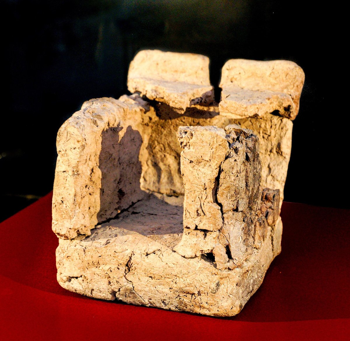 Maquette d'une maison néolithique de Çayönü exposée au musée de Diyarbakır