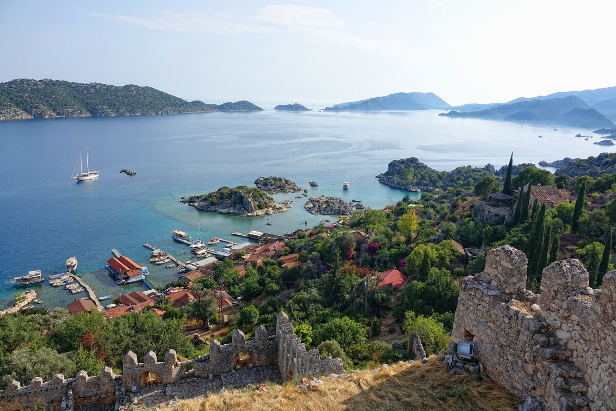 Plongeur examinant des amphores sur le site de l'épave de Kekova
