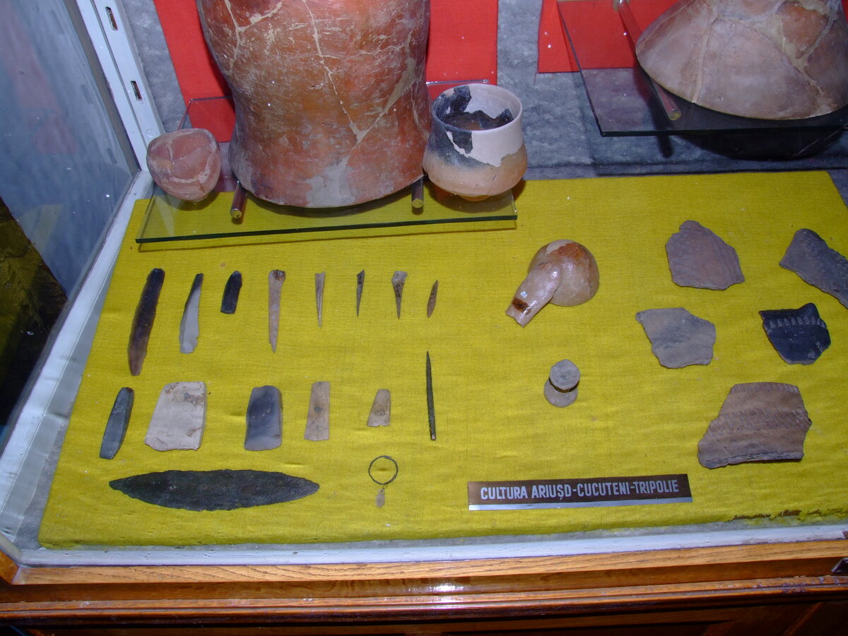 Objets en céramique de la culture Cucuteni-Ariușd-Trypillia