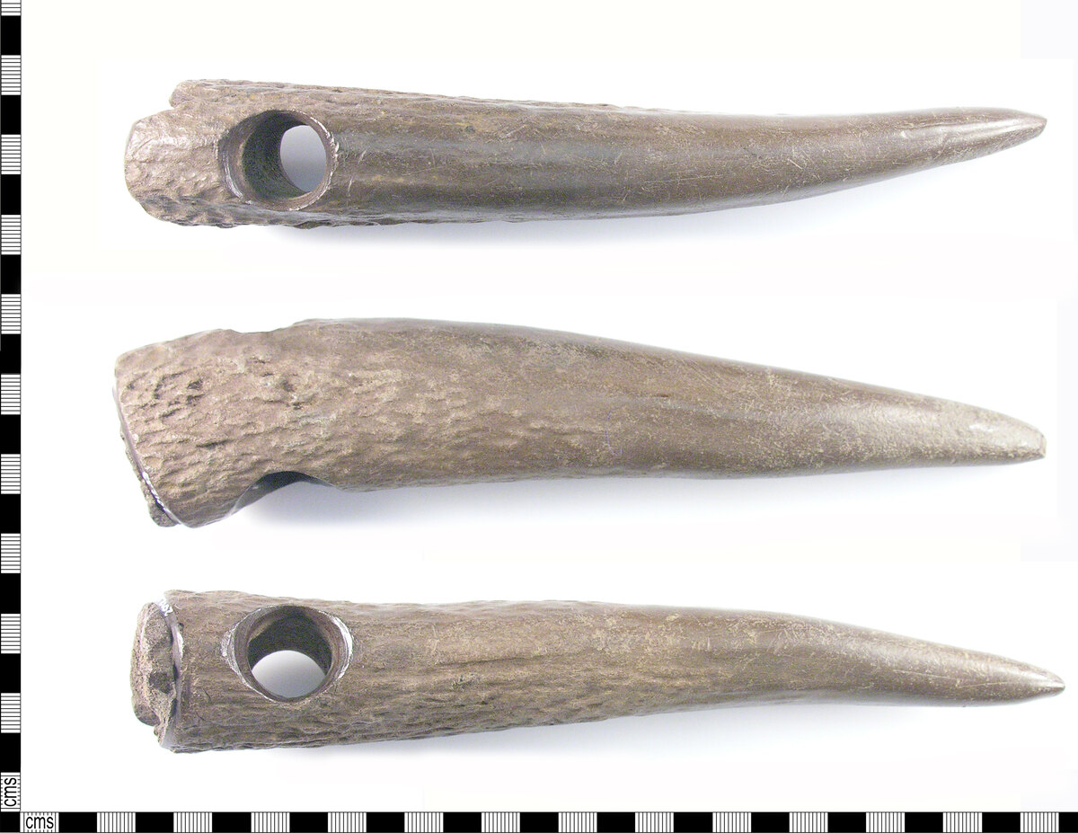 Outils en bois de cerf et en os du Mésolithique, lames et pointes travaillées
