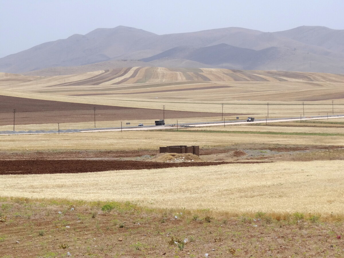 Vue du plateau iranien, hauts reliefs arides et bassins intérieurs