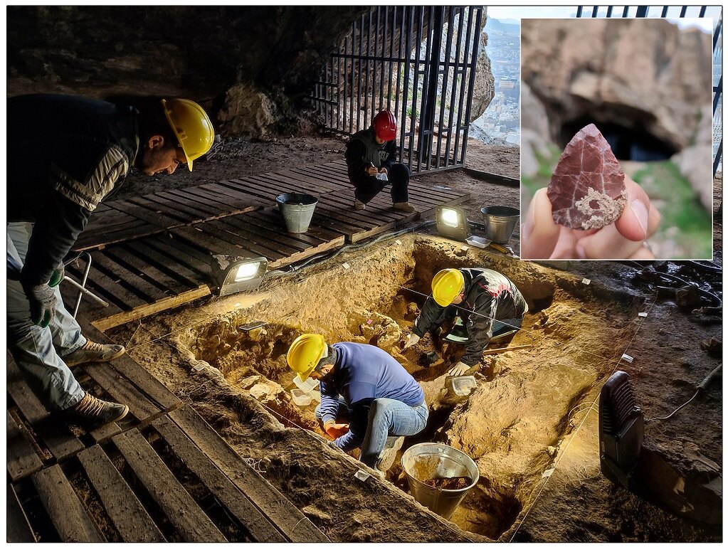Entrée d'une grotte dans les reliefs calcaires du Zagros en Iran