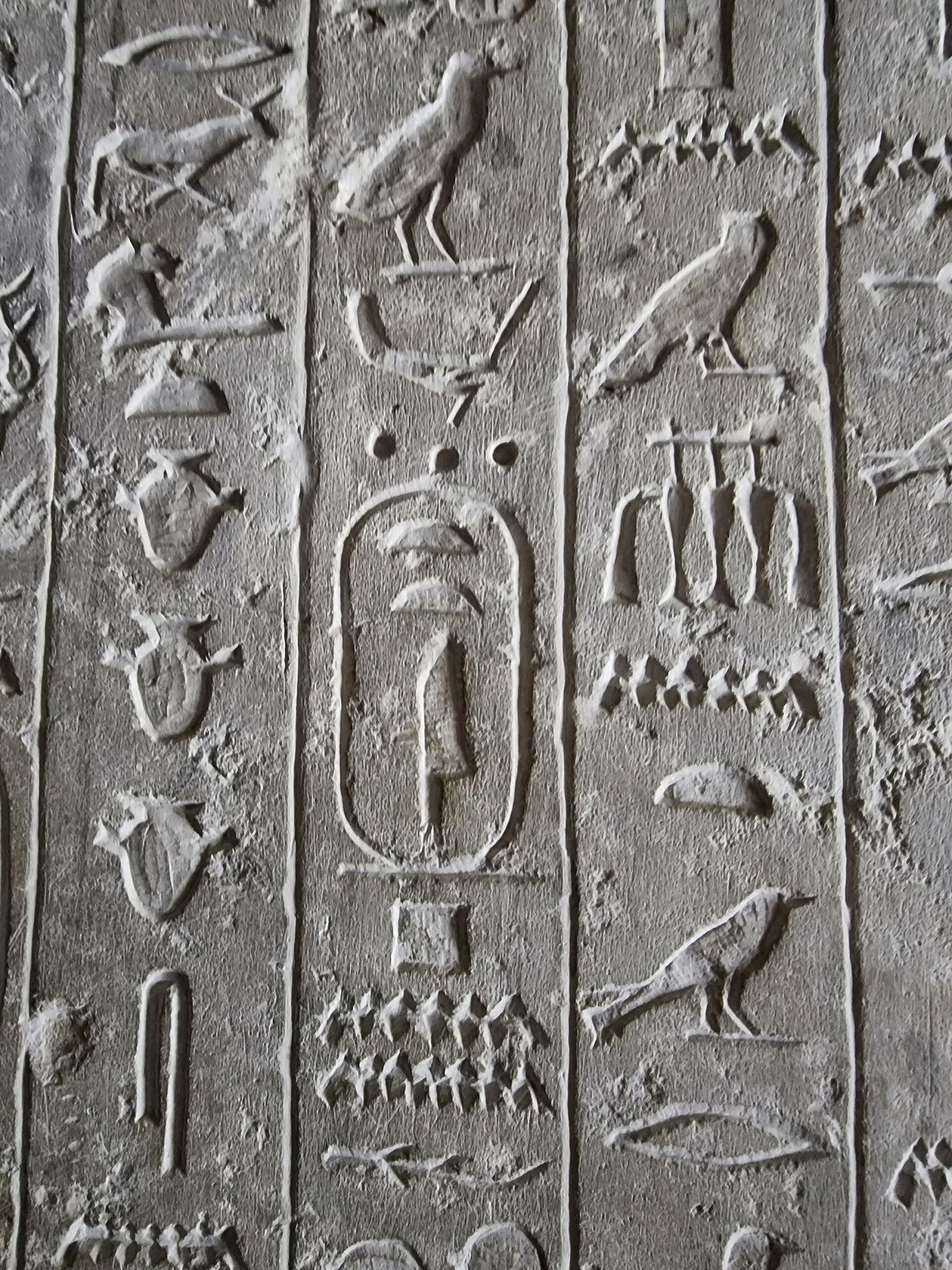 Colonnes de hiéroglyphes gravés sur les parois de la pyramide de Téti à Saqqarah