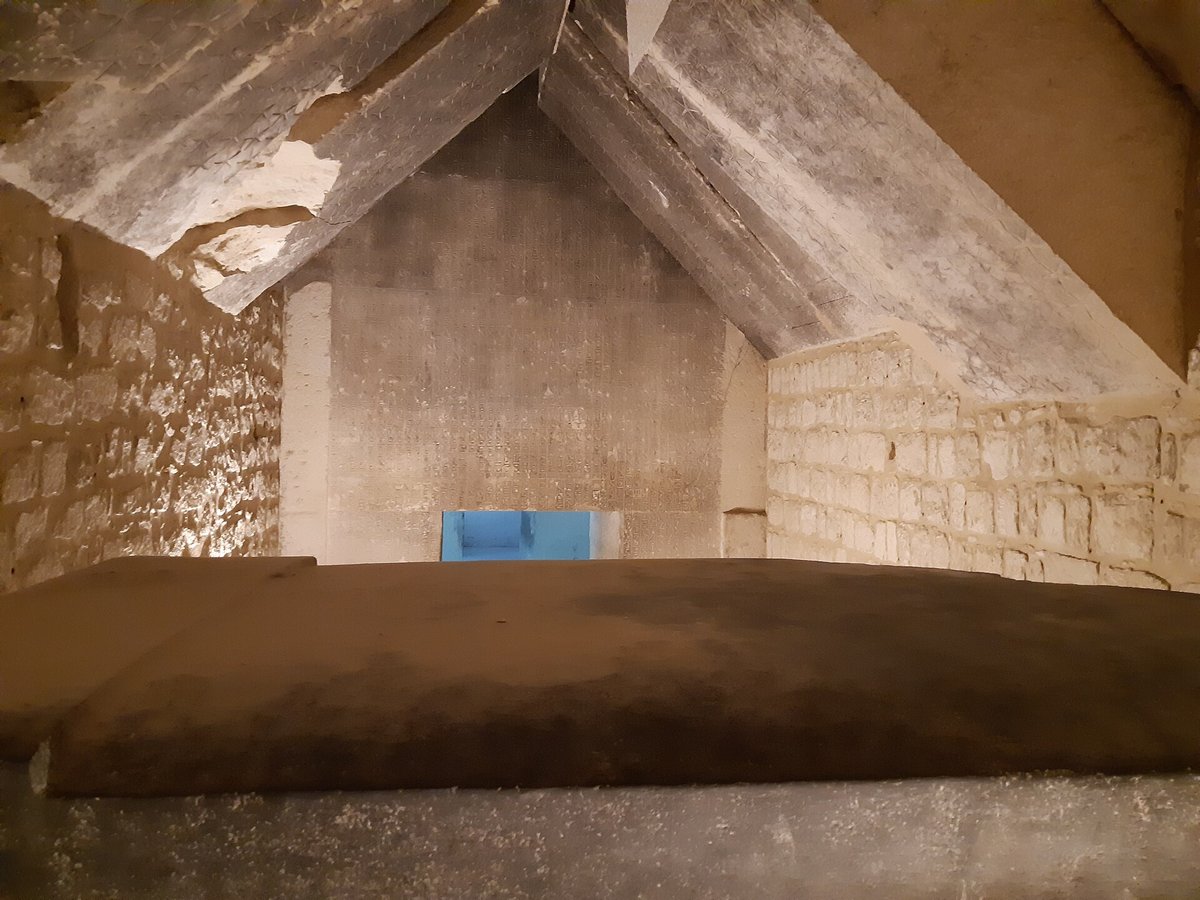 Chambre funéraire souterraine de la pyramide de Téti aux murs couverts d'inscriptions