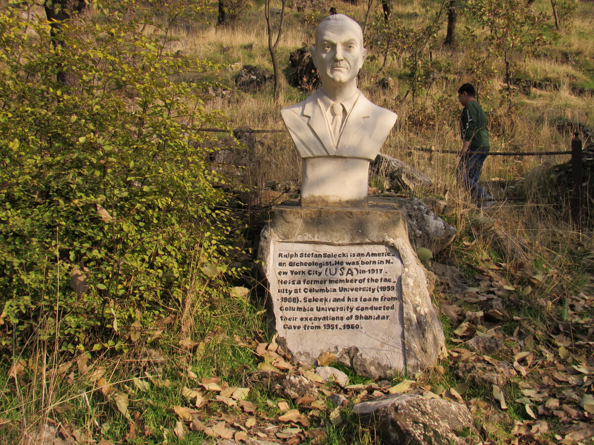 Ralph Solecki, archeologue ayant fouille la grotte de Shanidar