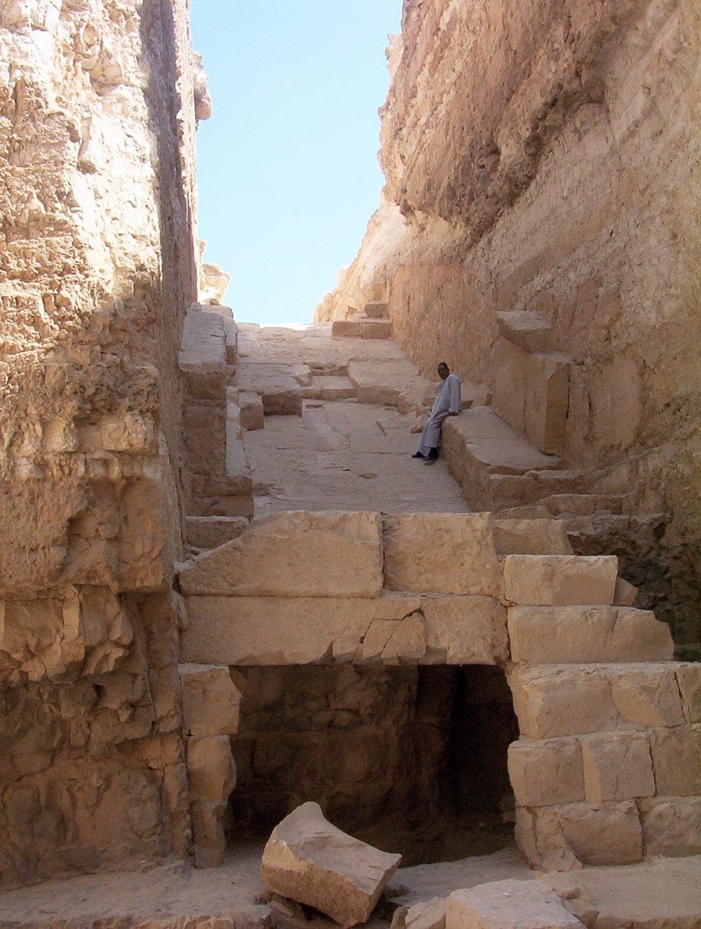 La fosse de la chambre funeraire de la pyramide d'Abou Rawash