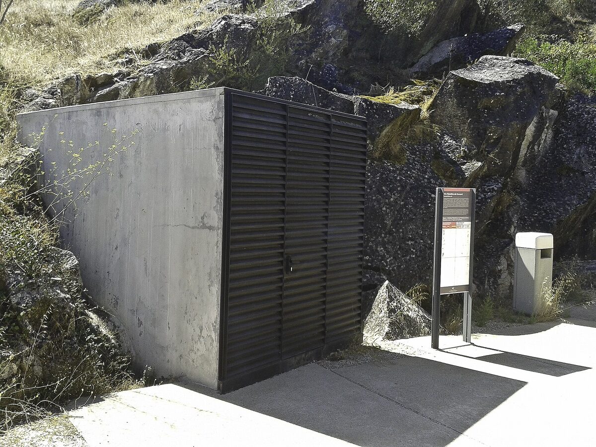 Entrée de la grotte d'Escoural au Portugal