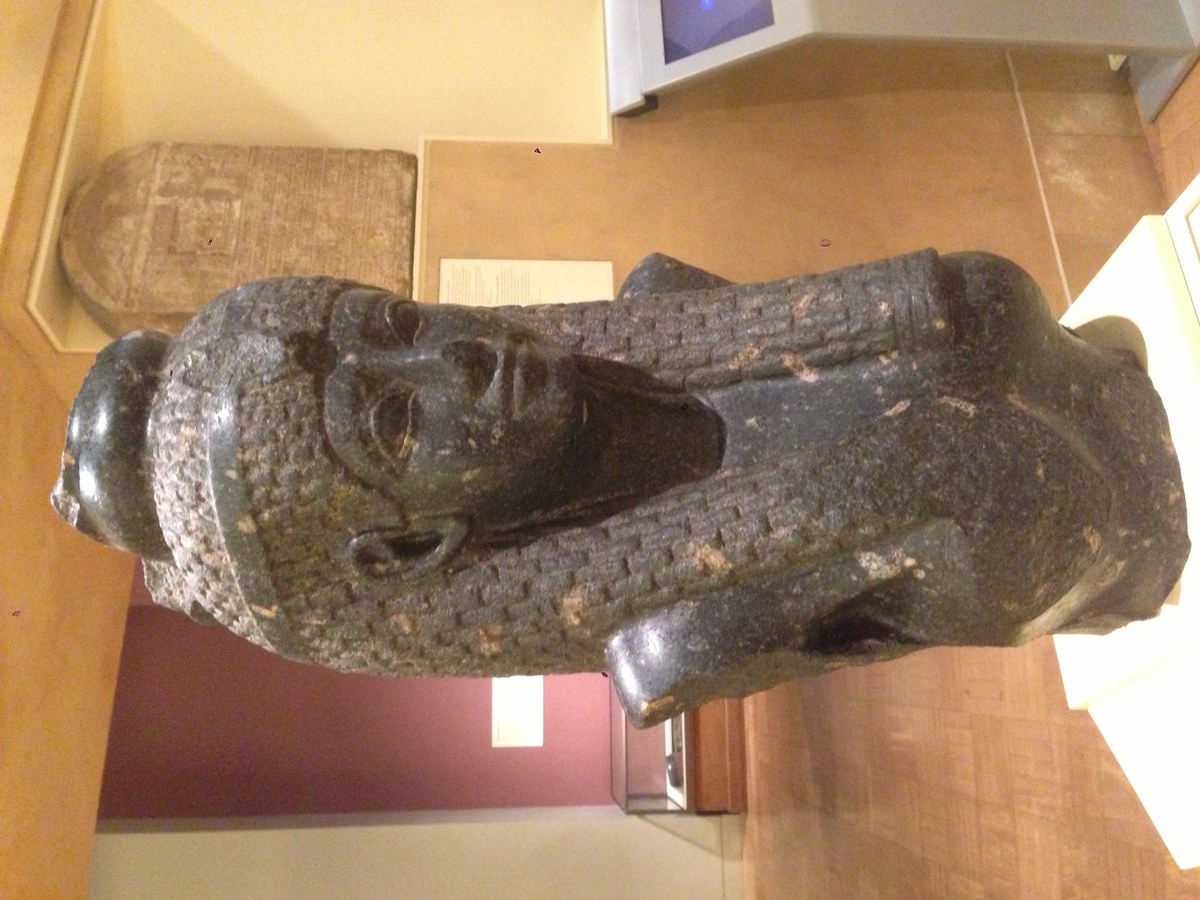 Fragment de statue de Cleopatre VII, Musee Royal de l'Ontario