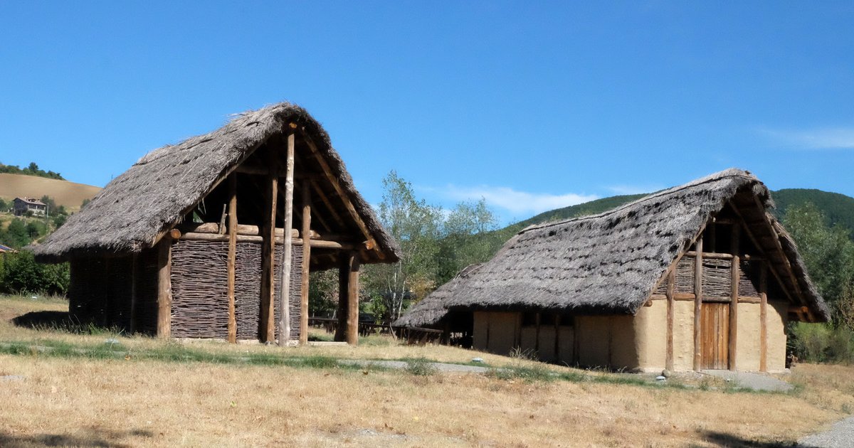 Reconstitution d'un village neolithique similaire a celui de Valdaro