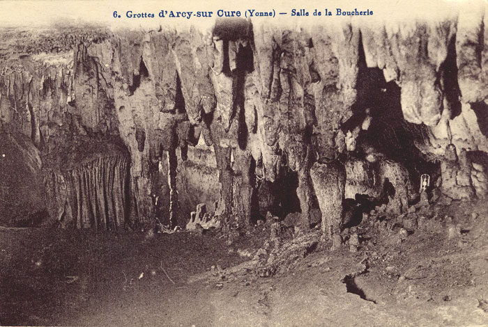 Falaises calcaires et entrées des grottes d'Arcy-sur-Cure au-dessus de la rivière Cure