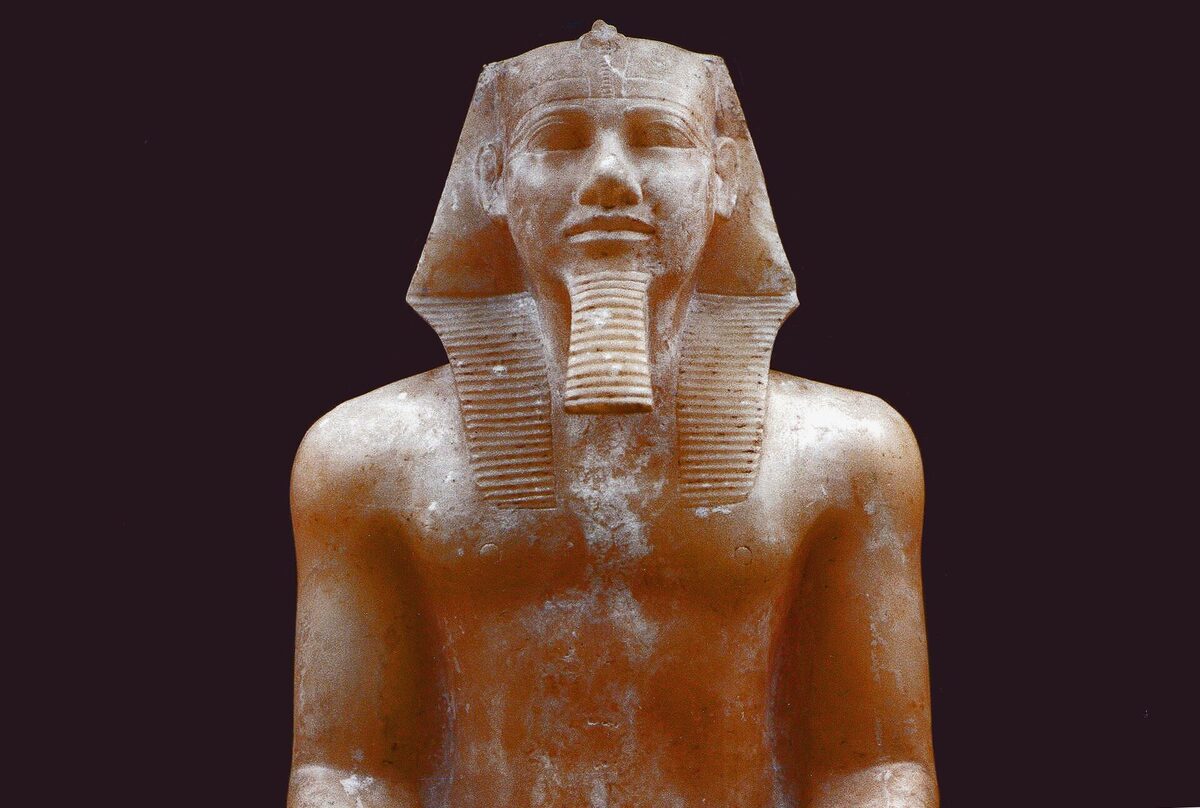 Statue en diorite du pharaon Khéphren assis, protégé par le faucon Horus