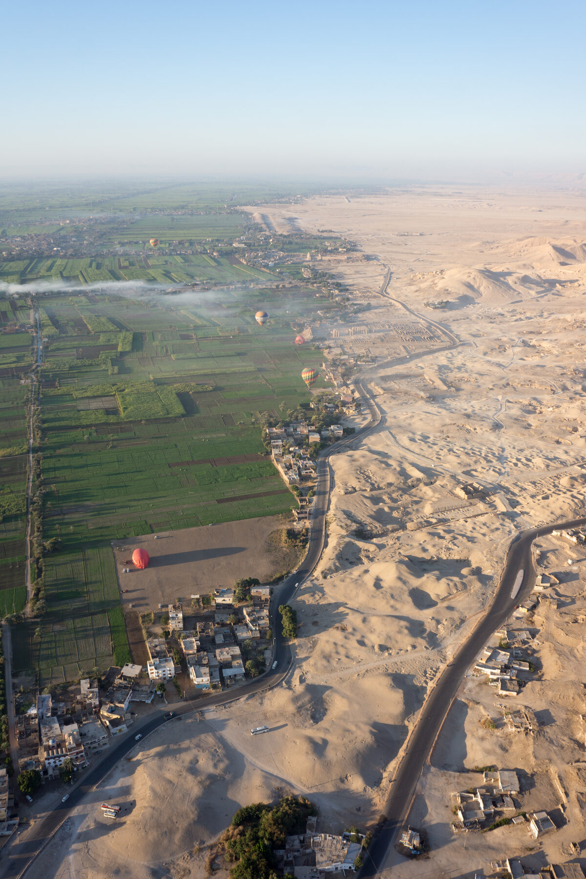 Limite de culture dans la vallée du Nil près de Louxor, frontière nette entre terre verte et désert