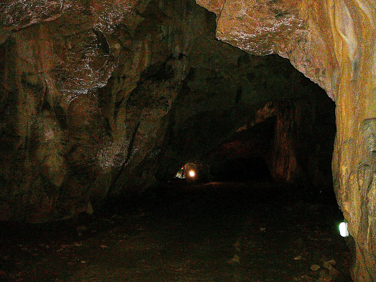 Interieur de la grotte de Bacho Kiro en Bulgarie