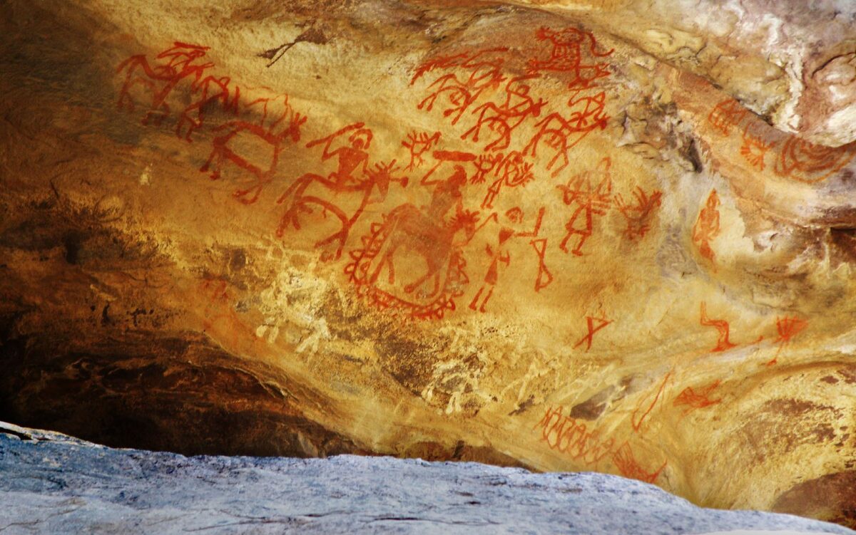 Peintures rupestres rouges de Bhimbetka représentant des animaux et des scènes de chasse