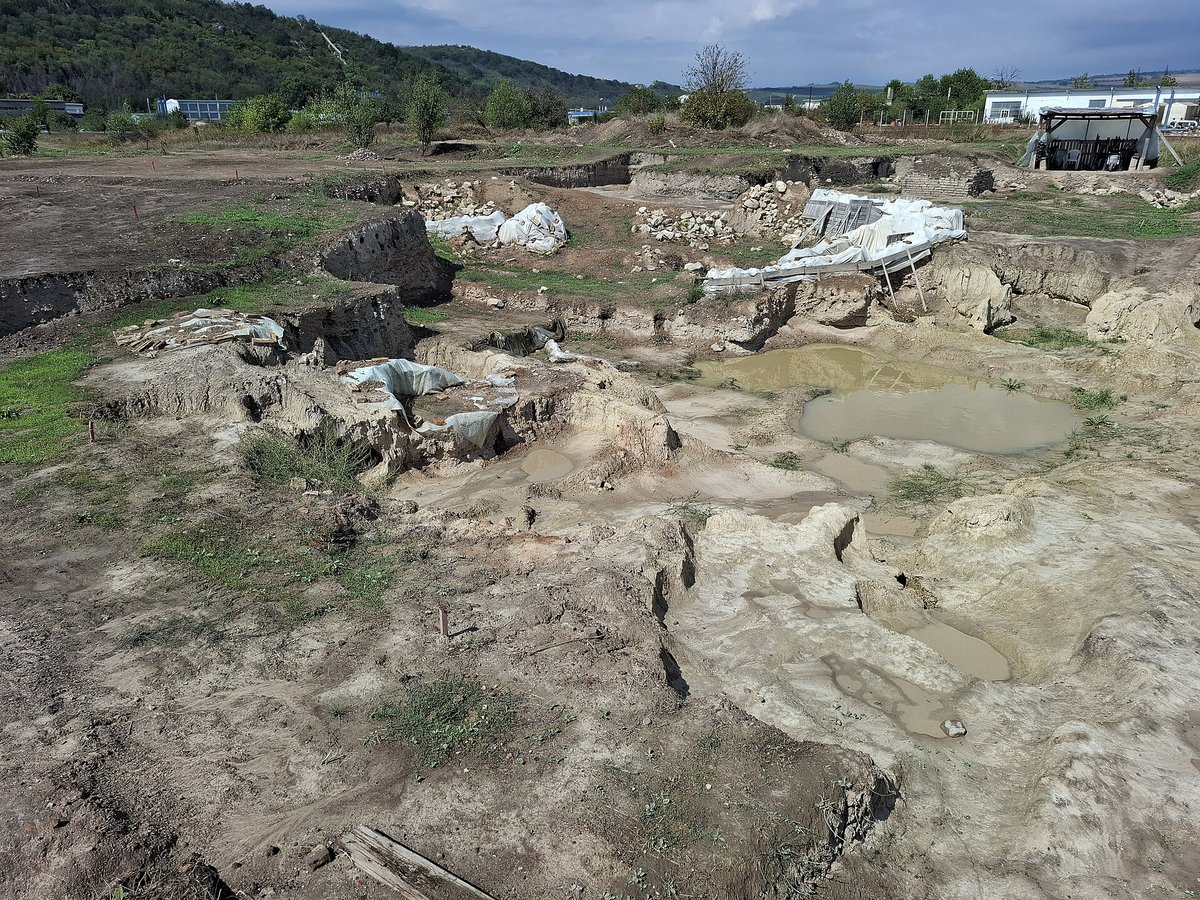 Vestiges de structures de production de sel préhistoriques à Provadia-Solnitsata, avec des fosses et des sols dégagés