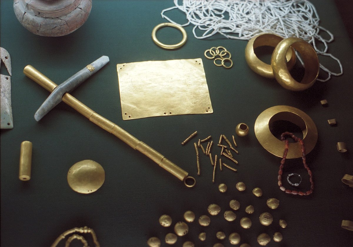 Bijoux et objets en or de la nécropole chalcolithique de Varna exposés sur fond noir