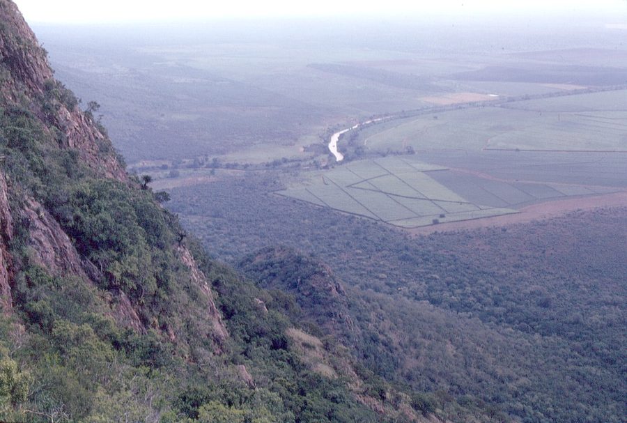 Vue panoramique depuis la grotte de Border Cave sur la vallée de l'Ingwavuma