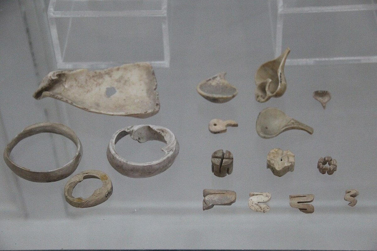 Bracelets en coquillage et objets en coquille de la civilisation harappéenne