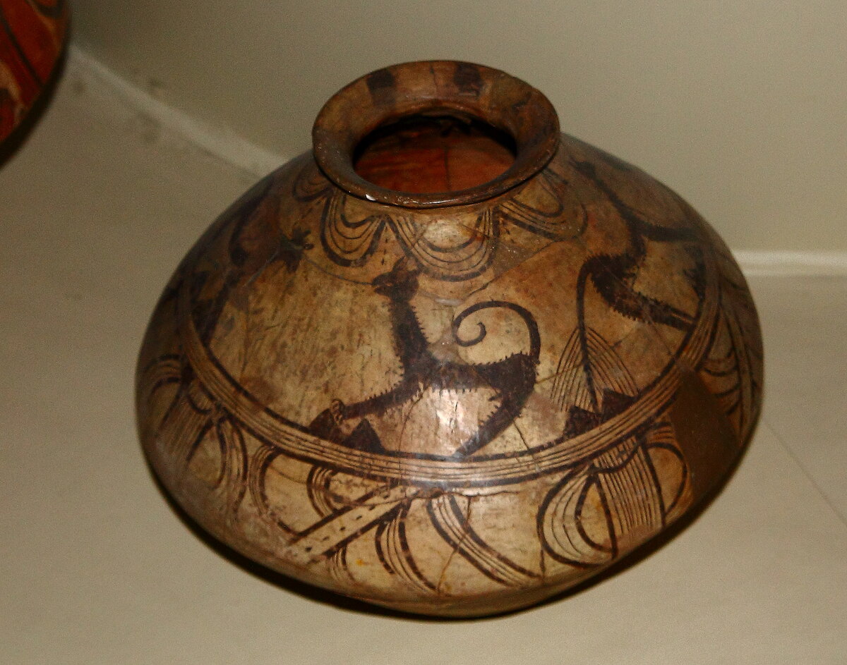 Vase Cucuteni-Trypillia à décor peint en spirales, période tardive
