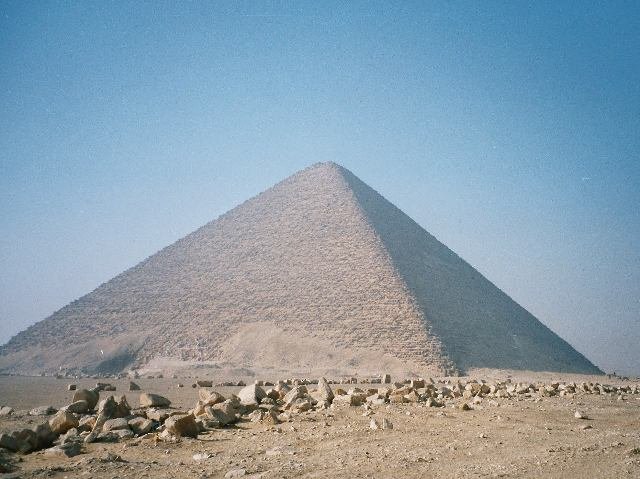 La Pyramide rouge de Dahchour, premiere pyramide a faces lisses d'Egypte