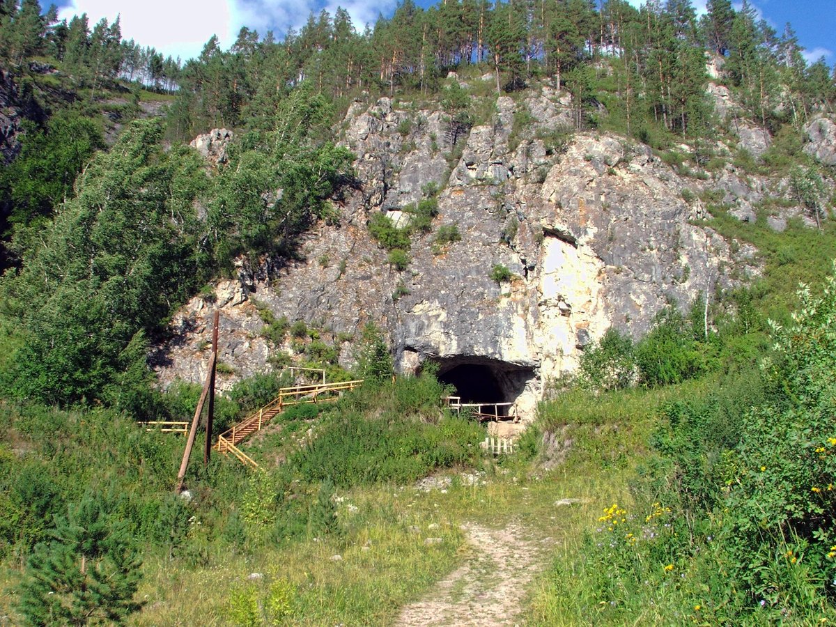 Grotte Denisova, monts Altai, Russie - site de decouverte des Denisoviens