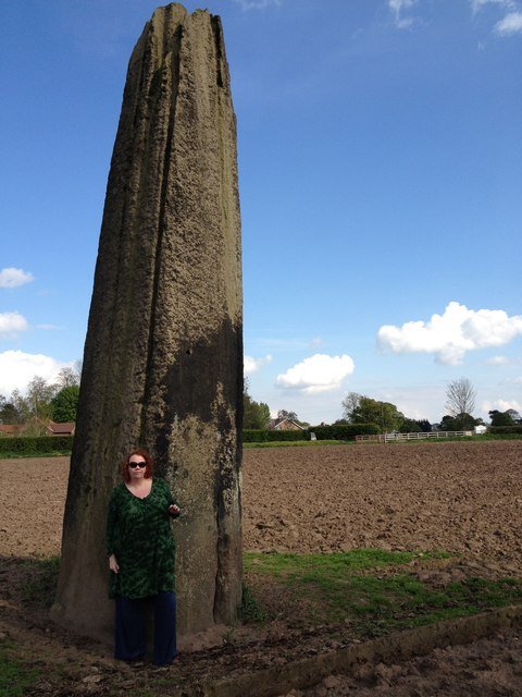 Menhir élancé des Devil's Arrows à Boroughbridge, avec une personne à son pied pour donner l'échelle
