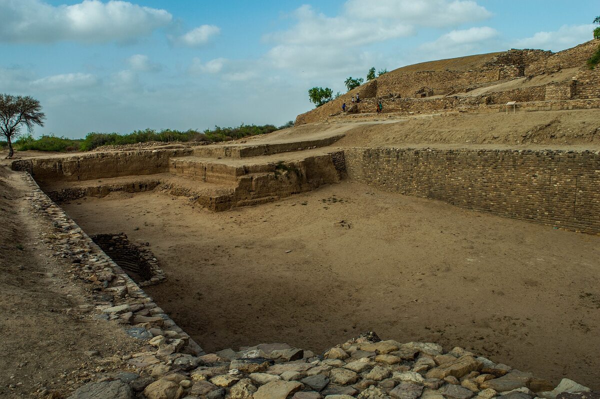 Carved and masonry water reservoir at the Dholavira site, Gujarat