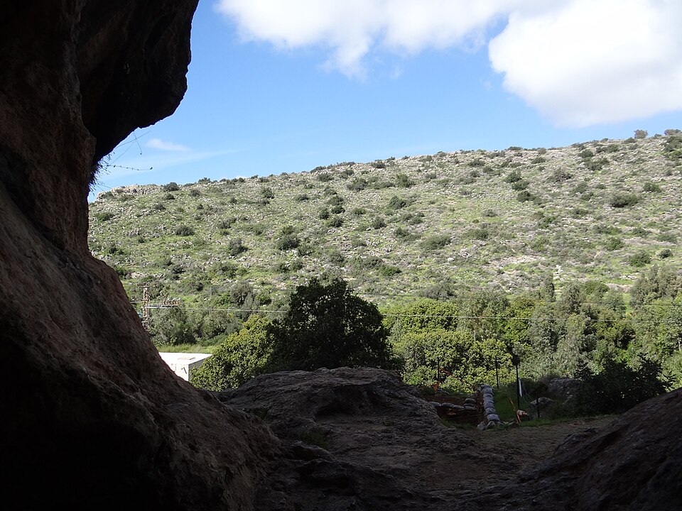 Vue depuis l'intérieur de la grotte d'Es-Skhul vers le paysage du mont Carmel