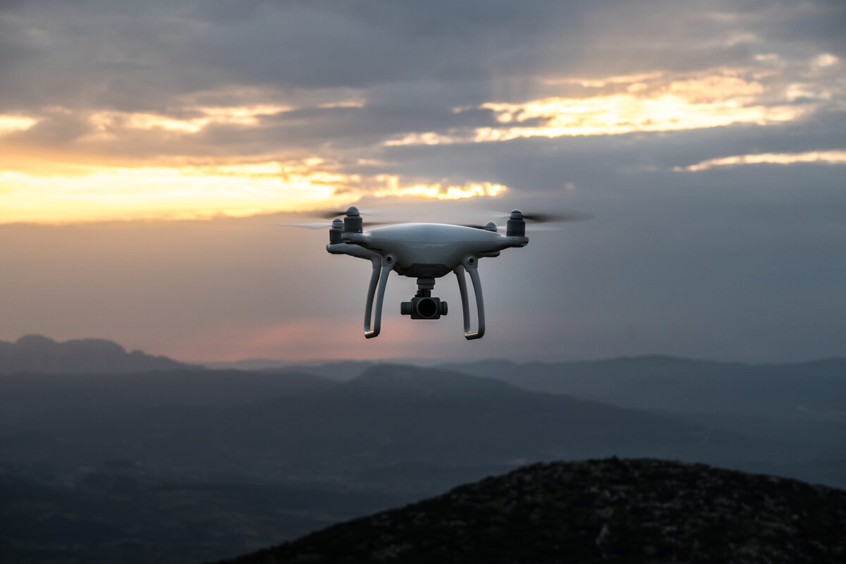 Drone d'arpentage en vol au-dessus de collines boisées
