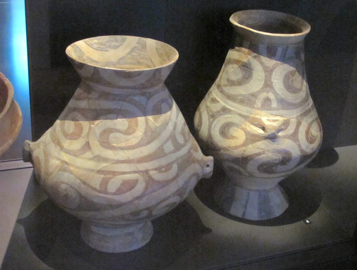 Céramique peinte de la culture Cucuteni, vases à décor de spirales