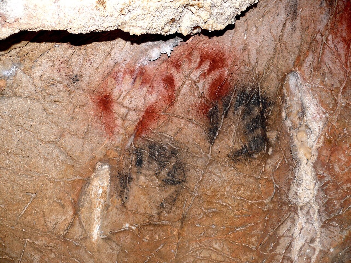 Mains en negatif dans le sanctuaire de Gargas, Hautes-Pyrenees