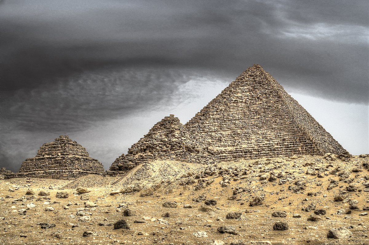 La pyramide de Mykerinos a Gizeh avec ses trois pyramides subsidiaires