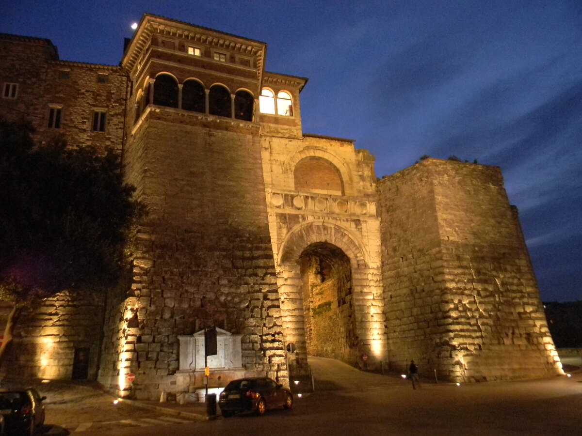 Muraille étrusque de Pérouse, gros appareil de pierre antique