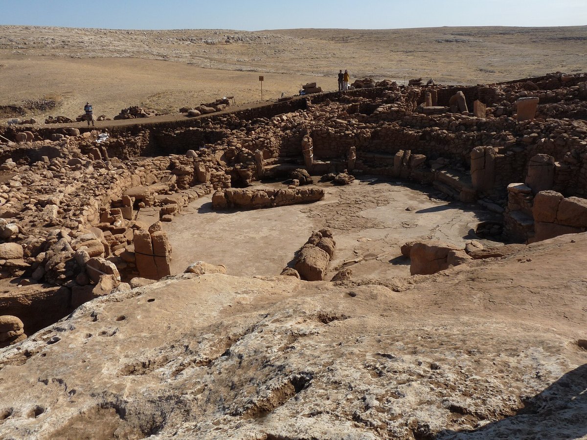 Vue générale du site de Karahan Tepe, avec des structures de pierre et des piliers dégagés sur une colline aride