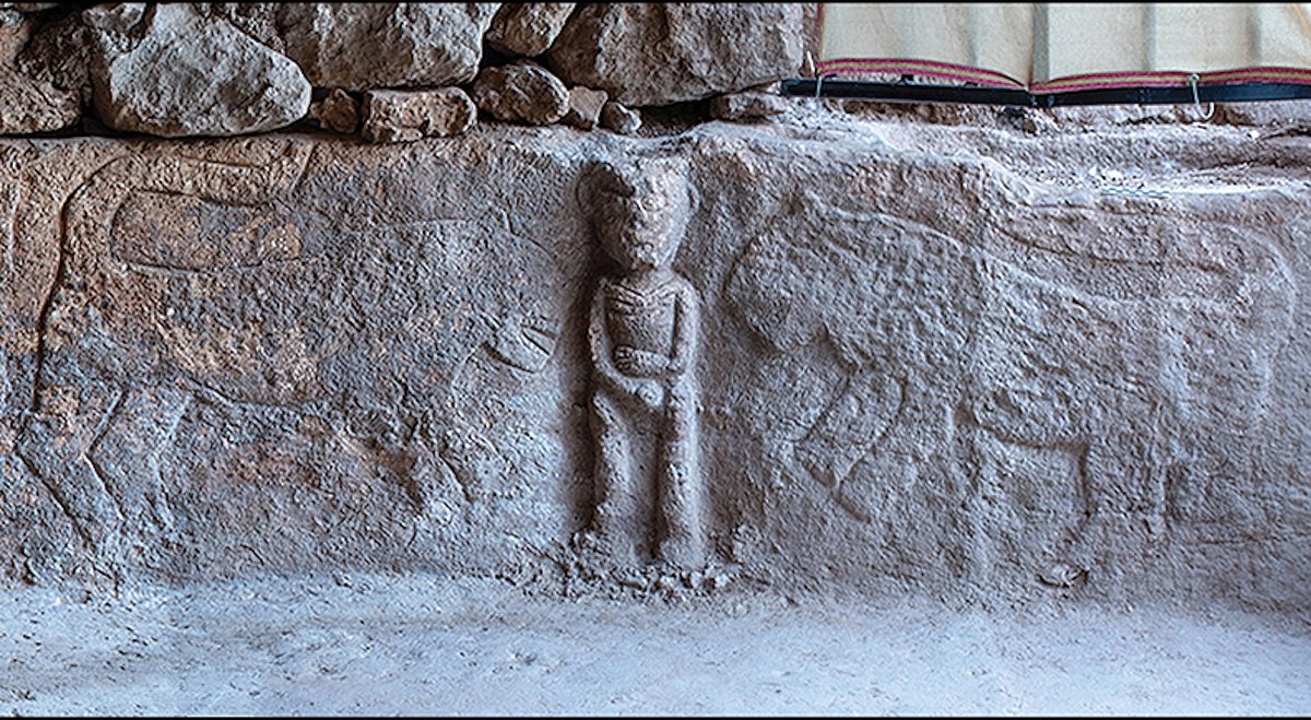 Relief néolithique de Sayburç montrant un personnage masculin de face entre deux félins