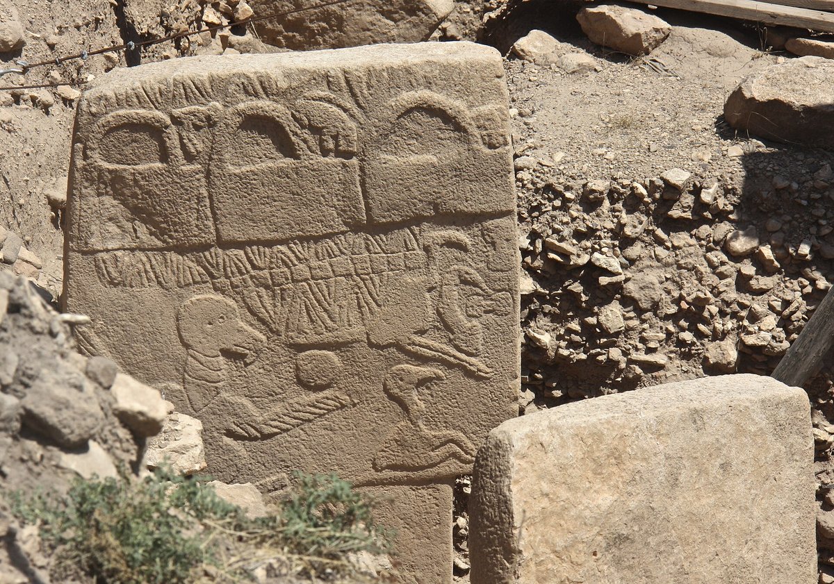 Le pilier 43 de Göbekli Tepe, dit pierre aux vautours, couvert de reliefs : vautour, scorpion, oiseaux
