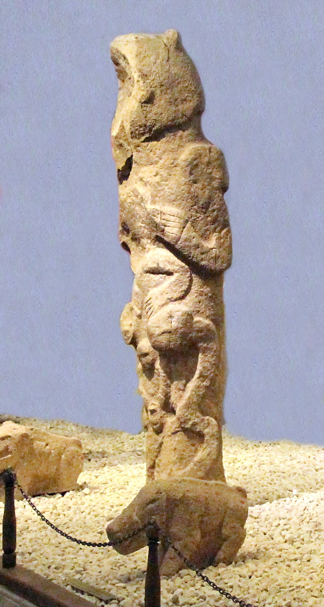 Totem de Göbekli Tepe, colonne sculptée de figures superposées, exposé au musée de Şanlıurfa