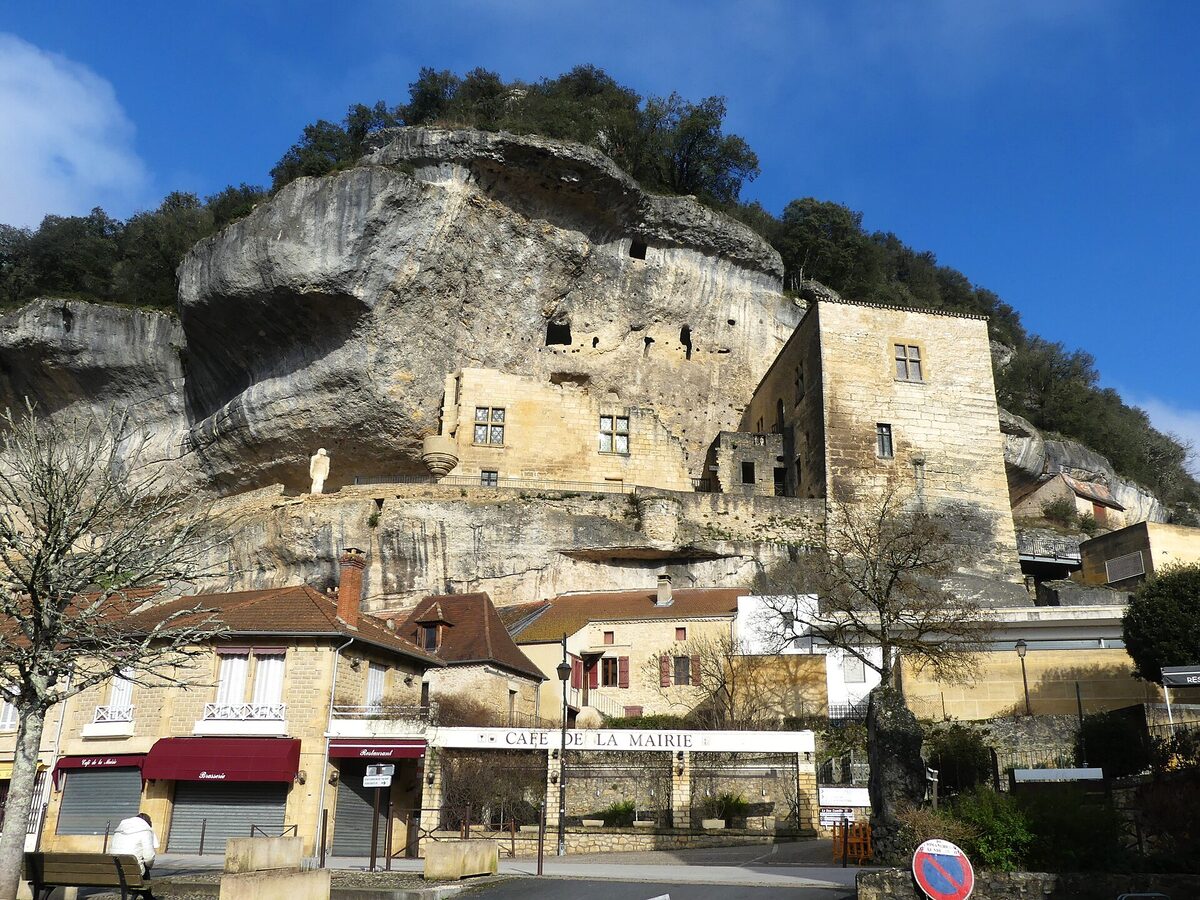 Falaise calcaire et village des Eyzies-de-Tayac dans la vallée de la Vézère