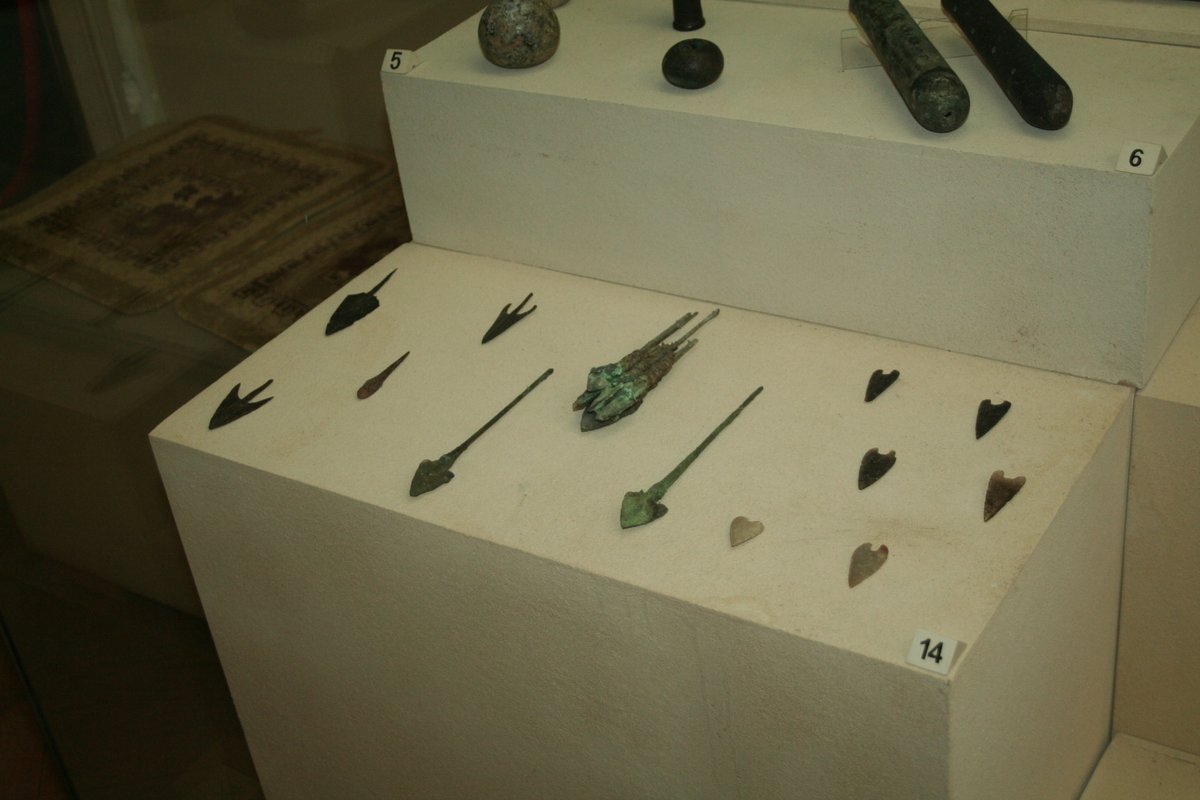 Pointes de fleches en bronze, silex et obsidienne provenant de sites archeologiques azerbaidjanais, semblables a celles decouvertes a Keshikchidagh