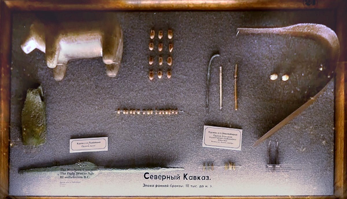 Artefacts en metal et en pierre du debut de l'age du Bronze dans le Caucase du Nord, temoignant du savoir-faire metallurgique de la region