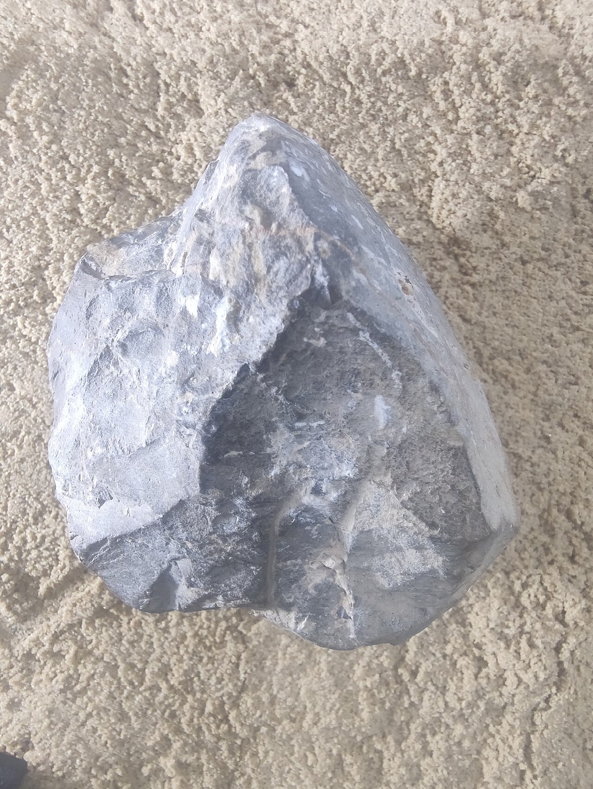 Galet amenage oldowayen (chopper), taille de la pierre il y a 2,6 millions d'annees, Olduvai