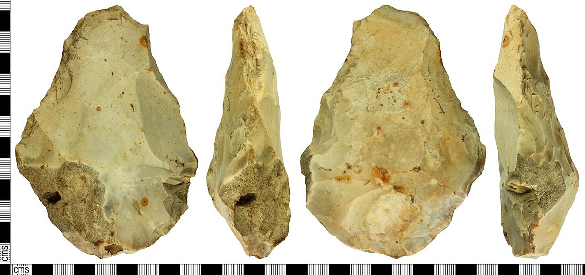 Biface acheulean en silex taille sur deux faces, Paleolithique inferieur
