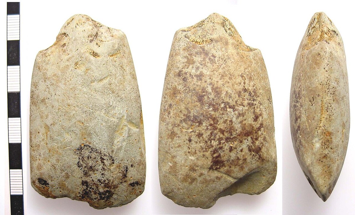 Hache en pierre polie du Neolithique (Angleterre)