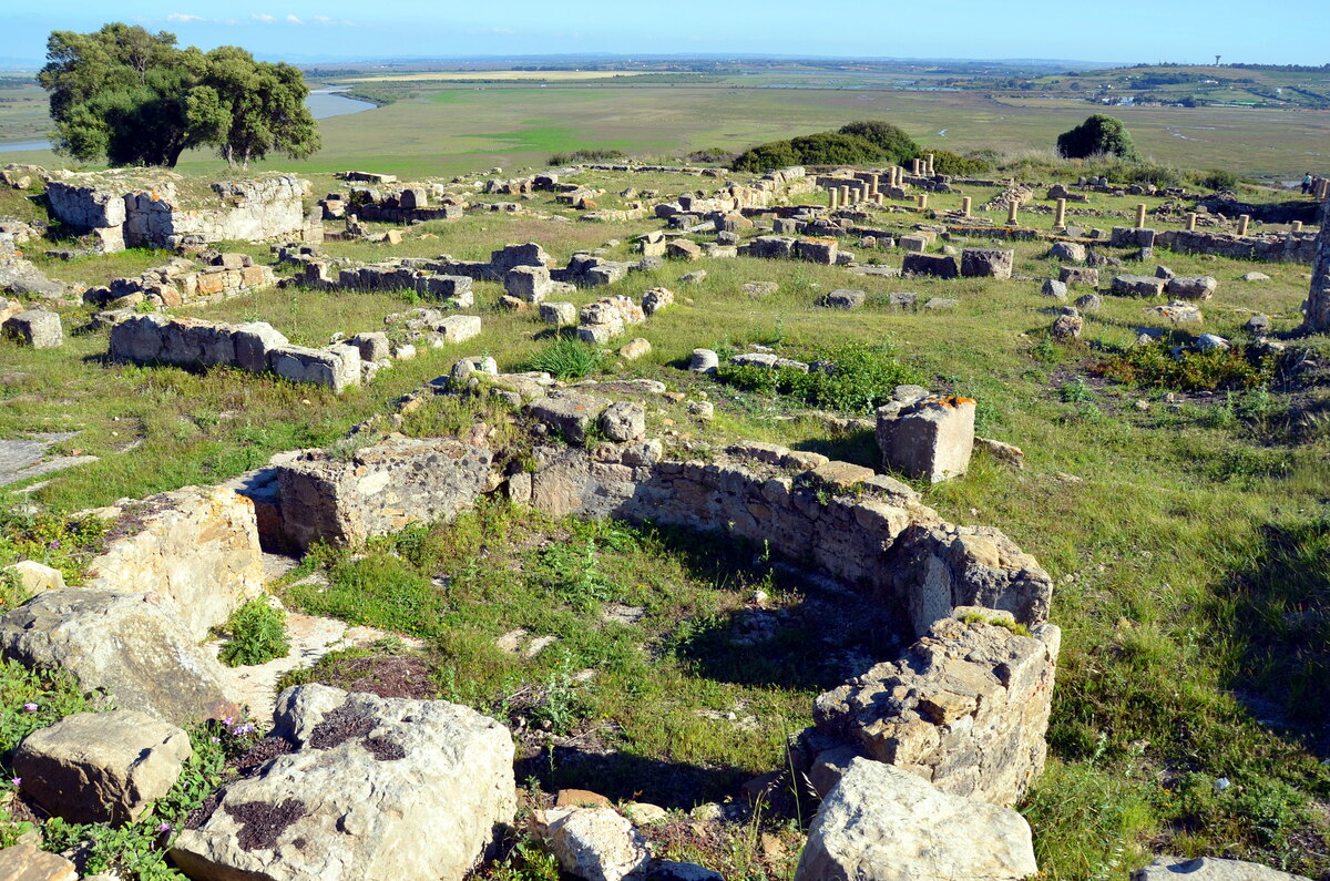Poterie protohistorique et fragments de céramique tournée d'influence phénicienne
