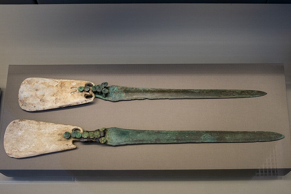 Poignards en os et cuivre de la civilisation de Kerma, British Museum