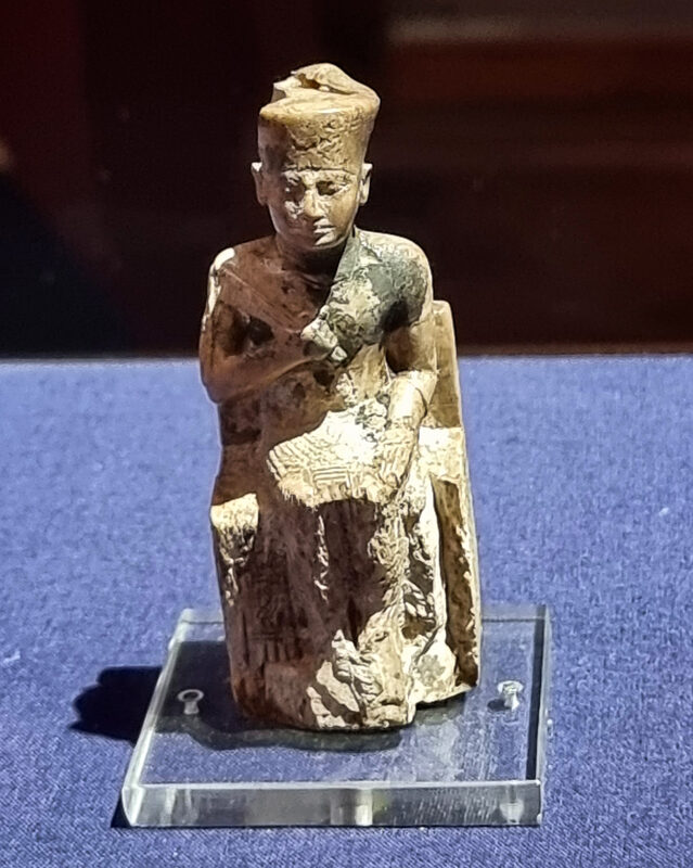 Statuette en ivoire de Khéops (Khufu), seul portrait connu du pharaon, musée du Caire