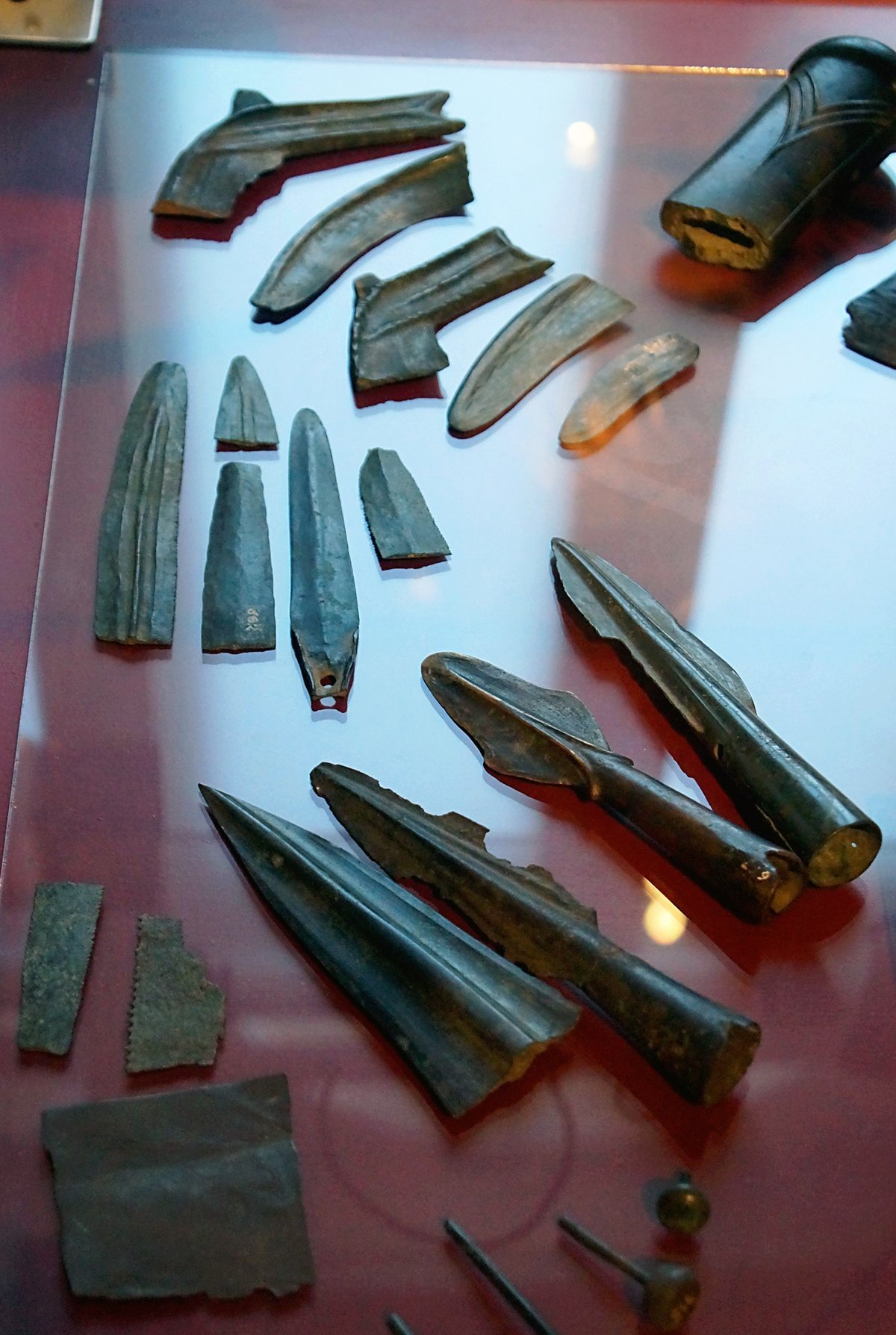 Faucilles et pointes de lance de l'age du Bronze tardif, musee de Zrenjanin