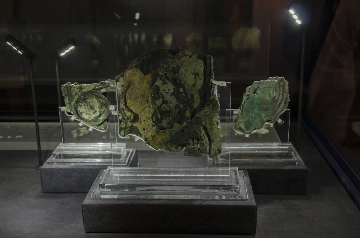 Fragment principal en bronze de la machine d'Anticythere expose au musee d'Athenes